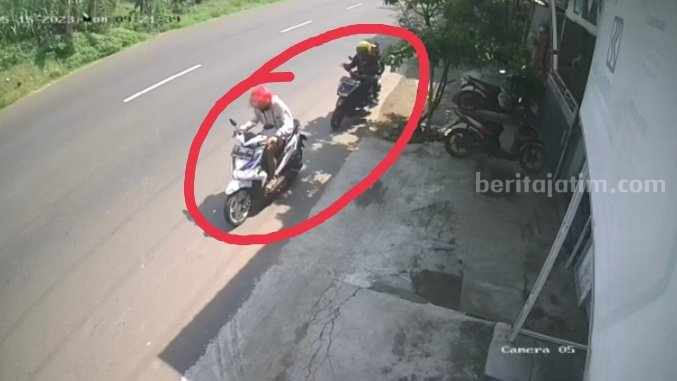 Pelaku berjumlah tiga orang terekam kamera CCTV saat membawa kabur sepeda motor milik korban. [Foto ; ist]