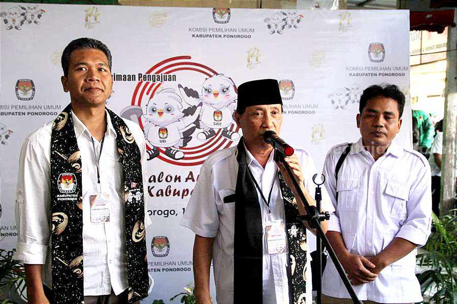 Supriyanto saat mengantarkan berkas bacaleg ke KPU Ponorogo beberapa waktu yang lalu. (Foto/Endra Dwiono/Beritajatim.com)