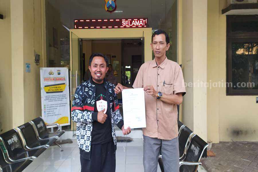 Barikade Gusdur Pasuruan Kecam Penjualan Miras di Bangil Ketua LBH Brigade Gusdur Pasuruan Muslimin usai melapor ke Polsek Bangil.