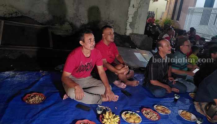 Suasana nobar di rumah Rizky Ridho di Surabaya. (Way)