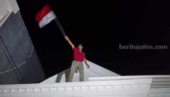 Ortu Rizky Ridho di Simo Gunung Surabaya Kibarkan Bendera Merah Putih