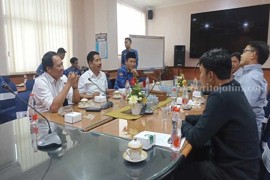Video TikTok Roy Mafia Gedang Dikaji Komite Komunikasi Digital Jatim Tim dari Roy Mafia Gedang saat memberikan klarifikasi kepada KKD di gedung Kominfo Jatim, Rabu (17/05/2023). (Foto/anggadia)