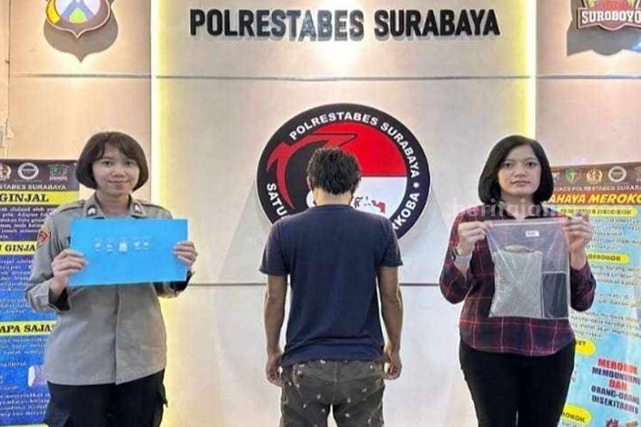Pengedar Sabu Gadel Tengah Surabaya Jaringan Lapas Dibekuk EB saat diamankan di Polrestabes Surabaya, Rabu (17/05/2023). (Foto/ist)