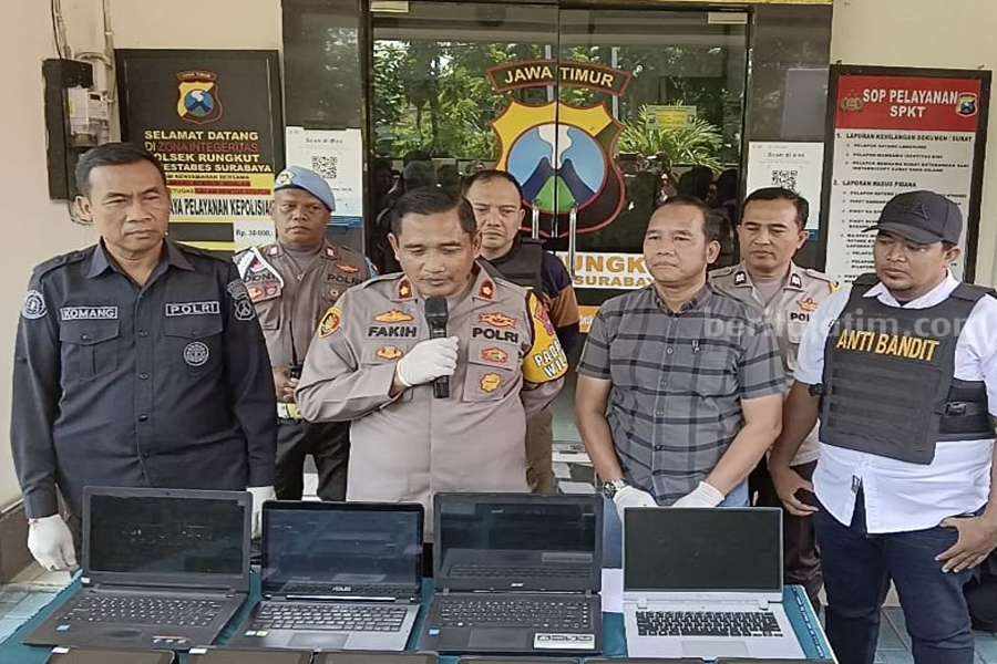 Kapolsek Rungkut, Kompol M Fakih saat memperlihatkan barang bukti di Polsek Rungkut. (Foto/ist)