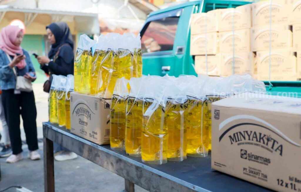 Harga Minyak Goreng di Pulau Bawean Masih Tinggi Kementrian Perdagangan (Kemendag) melalui Koperasi Pemasaran Niaga Sejahtera menggelontor 350 box minyak goreng kemasan di Pulau Bawean Gresik