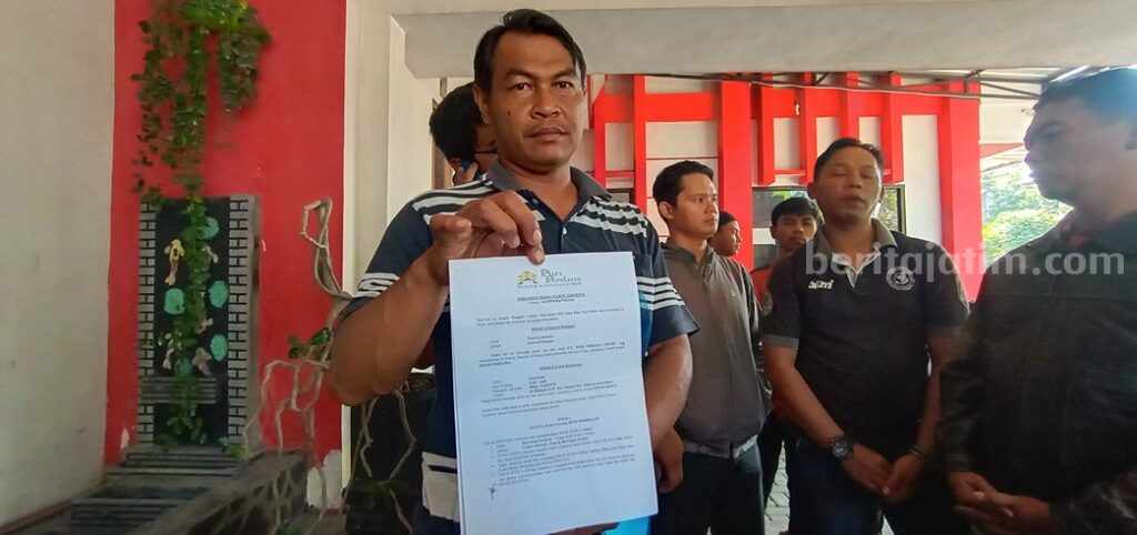 Karyawan salah satu hotel di Kota Blitar menunjukkan bukti PHK di Kantor Disnaker Kota Blitar