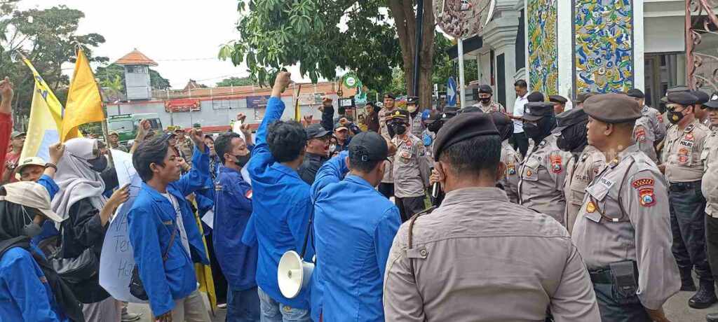 PMII Cabang Tuban saat melakukan aksi didepan Pemkab Tuban. [Foto:Diah Ayu/beritajatim.com]