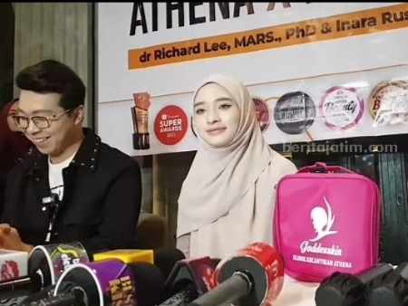 (Dari kiri) Dokter Richard Lee dan Inara Rusli yang memutuskan untuk membuka cadarnya demi anak-anak. (Sumber foto: Istimewa)