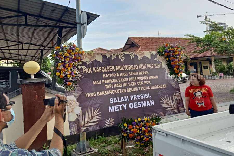 Nenek di Surabaya Kirim Karangan Bunga ke Polsek Mulyorejo, Tanda Kecewa Metty Oesman saat memberikan karangan bunga tanda kecewa kepada Polsek Mulyorejo, Jumat (19/05/2023) sore. (Foto/ist)