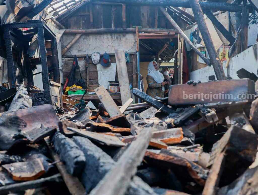 Kisah Kisnadi Warga Gulomantung Gresik yang Rumahnya Ludes Terbakar Rumah Kisnadi warga Kelurahan Gulomantung, Gresik rata dengan tanah usai dilalap api