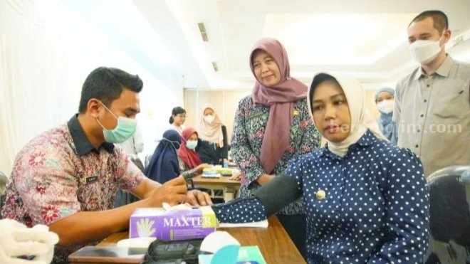 Wali Kota Mojokerto Ika Puspitasari saat memeriksakan tekanan darah. [Foto : ist]