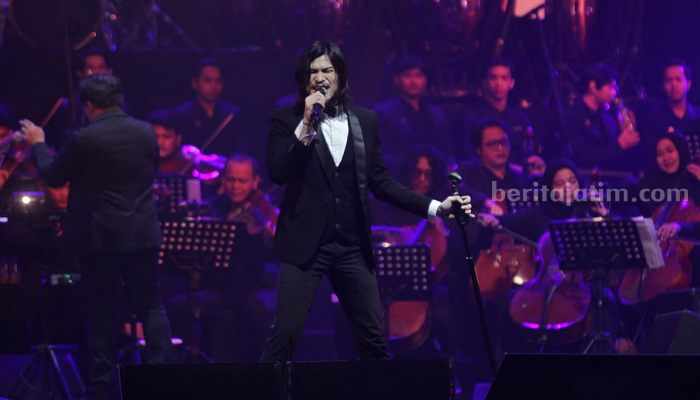 Dewa 19 konser di Surabaya. (Way)