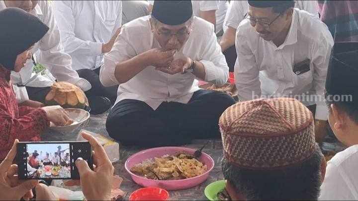 Mensos RI, Tri Rismaharini dan Presiden Republik Terong Gosong, KH Yahya Cholil Staquf saat makan siang dengan menu terong gosong di Kopdar Nasional 14 Tahun Terong Gosong di Pesantren Al-Misbar Kecamatan Sooko, Kabupaten Mojokerto. [Foto : Misti/beritajatim.com]