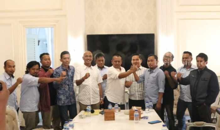Mappilu PWI Pamekasan Dikukuhkan, Ini Tugasnya Ketua PWI Jatim, Lutfil Hakim (tengah) bersama Pengurus Mappilu PWI Pamekasan, di Ruang Rato Ebhu Pamekasan, Sabtu (20/5/2023).