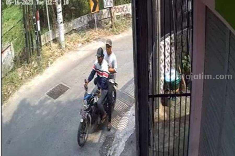 Kedua pelaku jambret di Keputih Tegal yang terekam CCTV. (Foto/ist)