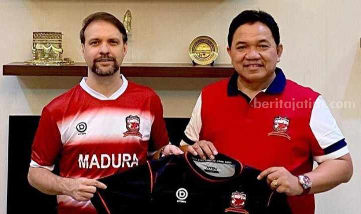 Bos Madura United FC, Achsanul Qosasi (kanan) bersama Pelatih Anyar, Maurucio Souza. [Gambar: IG Madura United]