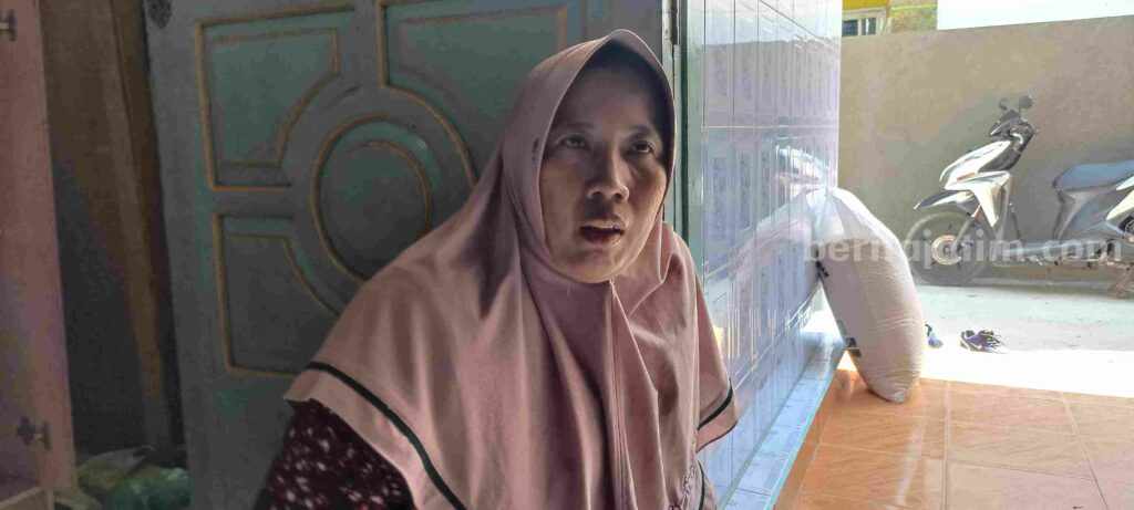 Ibu Sulis saat ditemui wartawan Beritajatim.com di kediamannya. [Foto:Diah Ayu/beritajatim.com]