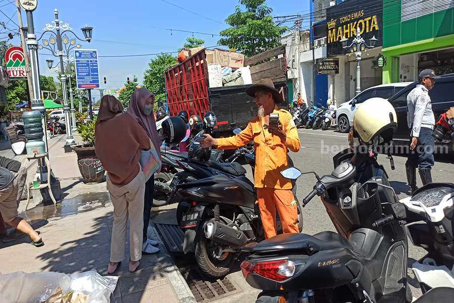 Sehari Uji Coba E-Parking di Jalan HOS Cokroaminoto Ponorogo, Jukir Sudah Mengeluh Salah satu jukir saat menggunakan alat e-parking. (Foto/Endra Dwiono/Beritajatim.com)
