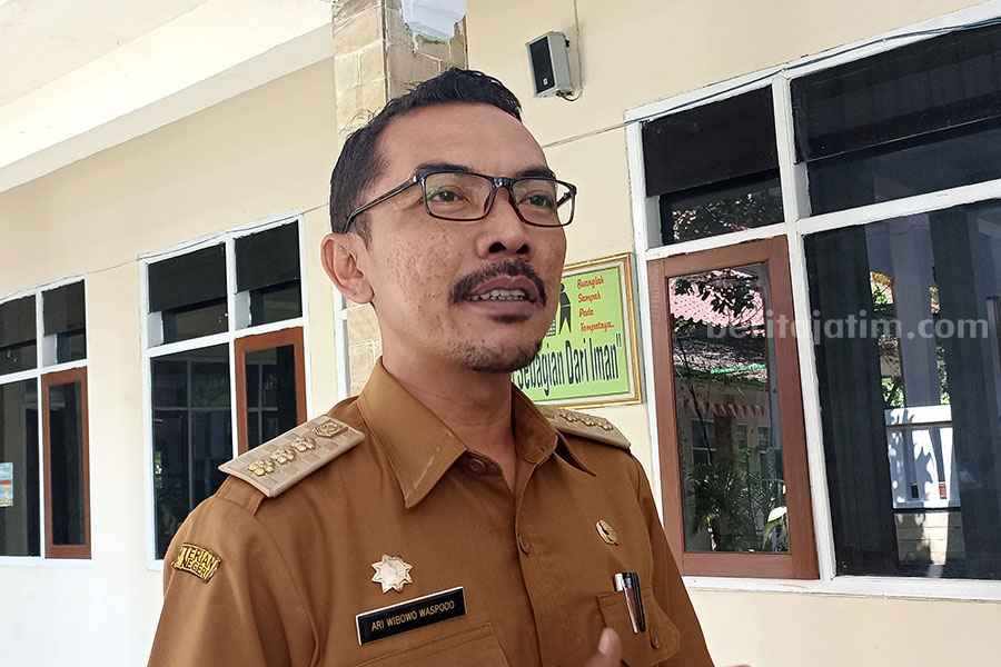 Camat Tambakboyo Ari Wibowo saat ditemui wartawan Beritajatim.com di kantornya [foto: Diah Ayu/beritajatim.com]