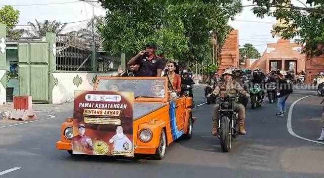 Bintang Akbar saat dikirab keliling Kota Mojokerto dengan mengendarai mobil VW. [Foto : ist]