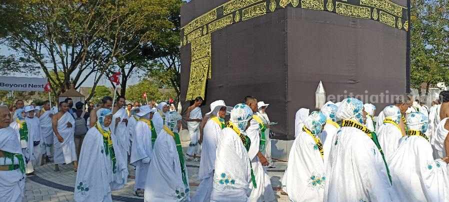 Jemaah haji asal Tuban yang mengikuti manasik haji di lapangan gedung Graha Sandya. [Foto:Diah Ayu/beritajatim.com]