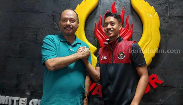 Haykal, pemain timnas Indonesia, bersama M Nabil Ketua KONI Jawa Timur. (Way)