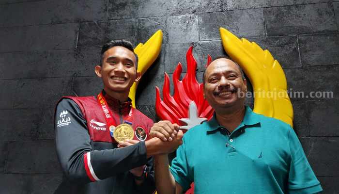 Rizky Ridho saat bersama ketua KONI Jatim M Nabil. (way)