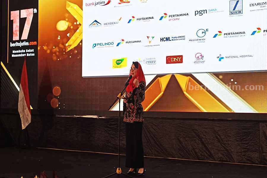 Arumi Bachsin Apresiasi Jatim PR Award di HUT ke-17 Beritajatim Ketua PKK Jawa Timur Arumi Bachsin saat memberikan sambutan dalam HUT ke-17 Beritajatim di hotel Whiz Luxe Jalan Spazio Tower, Surabaya, Selasa (23/05/2023). (Foto/Anggadia)