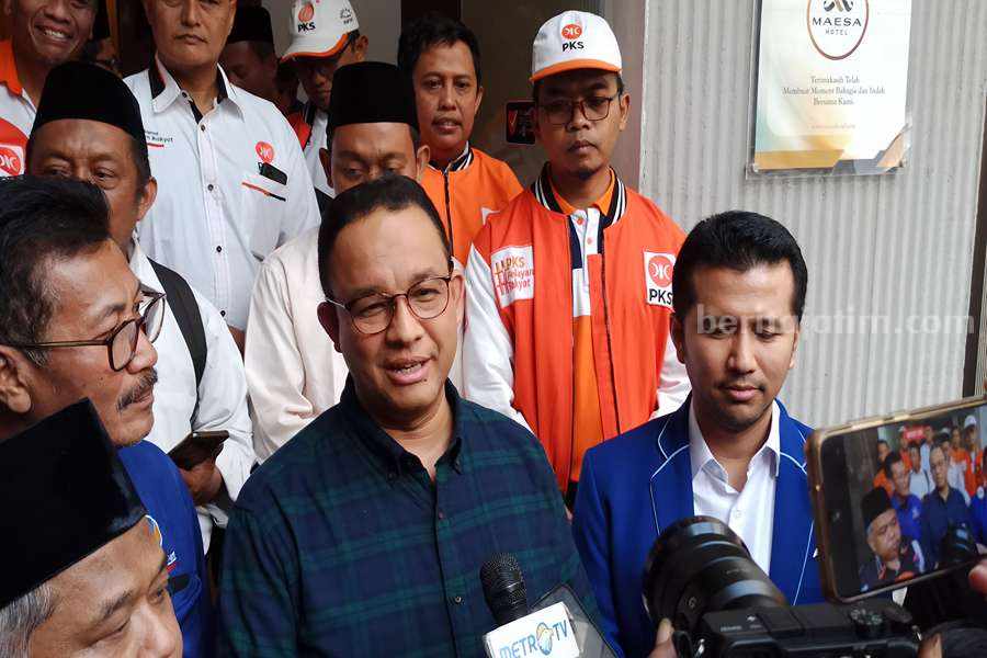 Anies Baswedan usai melakukan konsolidasi dengan Partai Nasdem, Partai Demokrat dan PKS se-wilayah Mataraman di Ponorogo. (Foto/Endra Dwiono/Beritajatim.com)