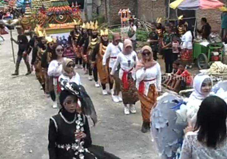 Warga Desa Lampah, Kecamatan Kedamean, Gresik saat melakukan kegiatan tradisi sedekah bumi