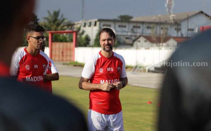 Latihan Perdana Madura United Dipimpin Mauricio Souza Mauricio Souza memimpin latihan perdana Madura United FC di MUTG Pamekasan, Selasa (23/5/2023).