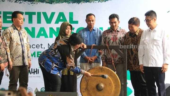 Menteri LHK RI, Siti Nurbaya membuka Festival Perhutanan Sosial di Taman Wisata Padusan, Desa Padusan, Kecamatan Pacet, Kabupaten Mojokerto. [Foto : ist]