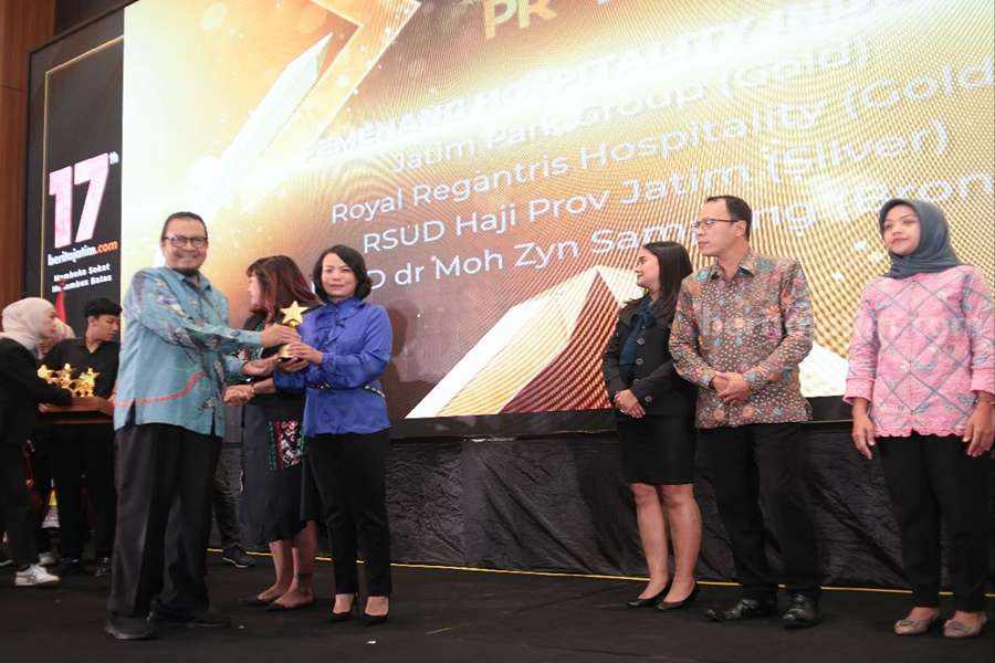 Jatim Park Group Bawa Pulang Piala Emas PR Best of The Best di HUT ke 17 Beritajatim Titik S Ariyanto, Manager Marketing and Public Relations Jatim Park Group saat menerima piala emas kategori program PR kategori Hospitality Industri, Selasa (23/05/2023) di Hotel Whiz Luxe Jalan Spazio Tower, Jl. Mayjend. Jonosewojo No.Kav. 3, Surabaya. (Foto/Beritajatim)