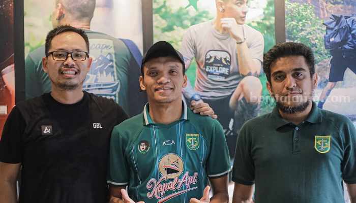 Ferdinand Sinaga Ungkap Alasan Gabung Persebaya Ferninand Sinaga usai tanda tangan kontrak. (Way)