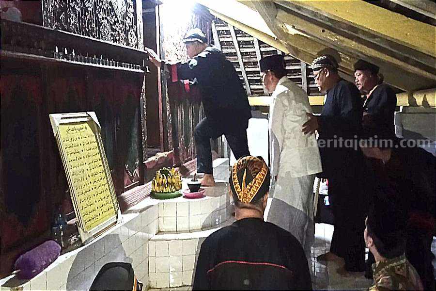 Anies Baswedan saat akan masuk ke dalam makam Raden Batoro Katong. (Foto/Endra Dwiono/Beritajatim.com)