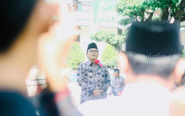 Bupati Pamekasan, Badrut Tamam memberikan sambutan dalam pelepasan JCH Pamekasan, di Masjid Agung Asy-Syuhada' Pamekasan, Rabu (24/5/2023).