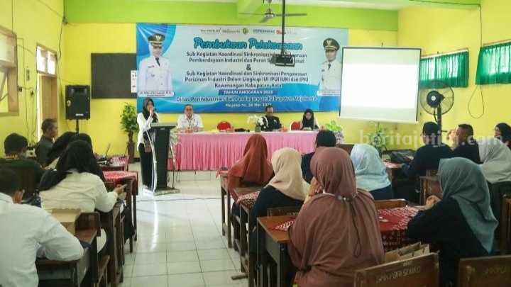 Bupati Mojokerto Ikfina Fahmawati saat membuka pelatihan fotografi - videografi barang hasil produksi dan pemasaran online di aula SMK PGRI Sooko, Desa Banjaragung, Kecamatan Puri, Kabupaten Mojokerto. [Foto : ist]