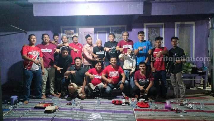 Foto bersama pemain Madura United bersama Suporter Trendi di Pamekasan, Rabu (24/5/2023).