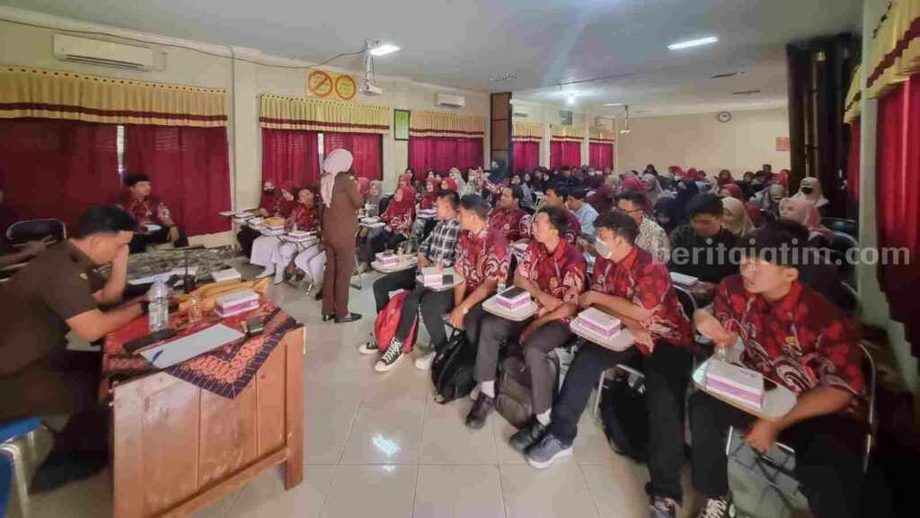 Mahasiswa dan dosen Universitas Bina Sehat PPNI Mojokerto saat mengikuti program Kejari Kabupaten Mojokerto, 'Jekso Mucal' di Ruang Kuliah Lantai 1. [Foto : ist]