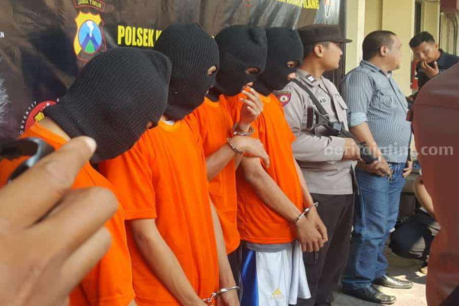 Keempat pelaku saat diamankan di Polsek Karangpilang. (Foto/ist)