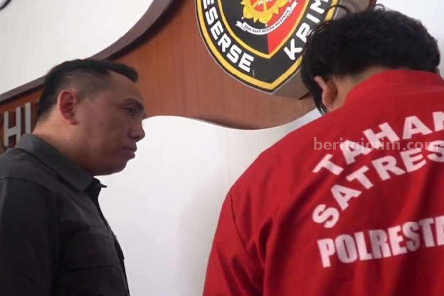 Kasatreskrim Polrestabes Surabaya Ganti AKBP Mirzal Maulana saat menanyai tersangka HD di kantor Unit PPA Satreskrim Polrestabes Surabaya, Jumat (26/05/2023). (Foto/ist)