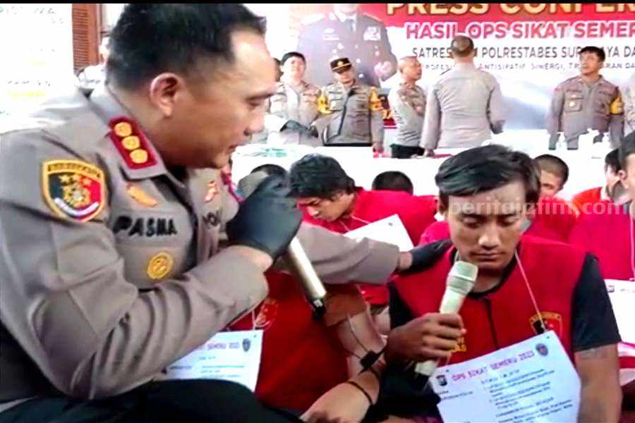 Kapolrestabes Surabaya, Kombes Pol Pasma Royce saat menanyai salah satu tersangka curanmor yang ditangkap, Jumat (26/05/2023). (Foto/ist)