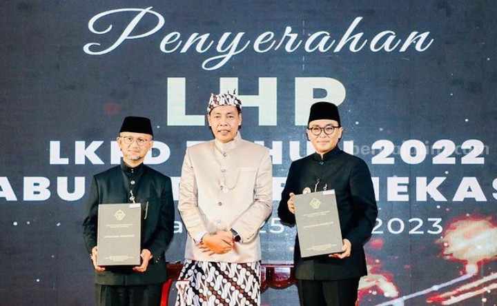 Bupati Pamekasan, Badrut Tamam (kanan) didampingi Ketua DPRD Pamekasan, Halili Yasin (kiri) saat menerima predikat WTP BPK RI 2022 di Kantor BPK Perwakilan Jawa Timur, Kamis (25/5/2023).