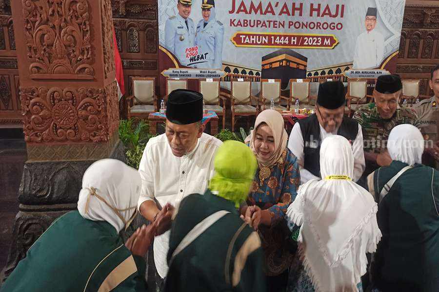 Bupati Sugiri Sancoko dengan Wabup Lisdyarita saat menyalami satu per satu jemaah haji yang berangkat tahun ini. (Foto Endra Dwiono/Beritajatim.com)