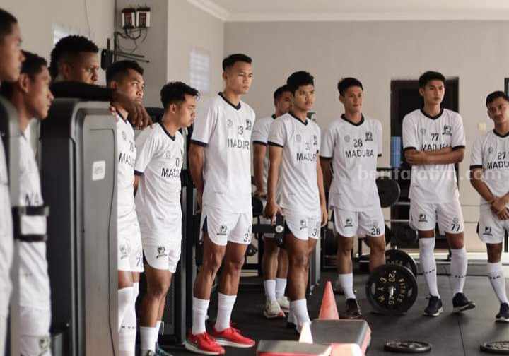 Skuad Madura United FC menjalani latihan fisik di Pamekasan.