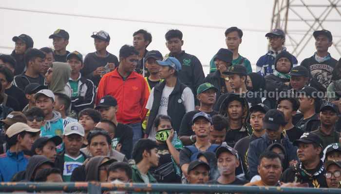 Bonek saat nonton Persebaya di Stadion Joko Samudro Gresik. (Way)