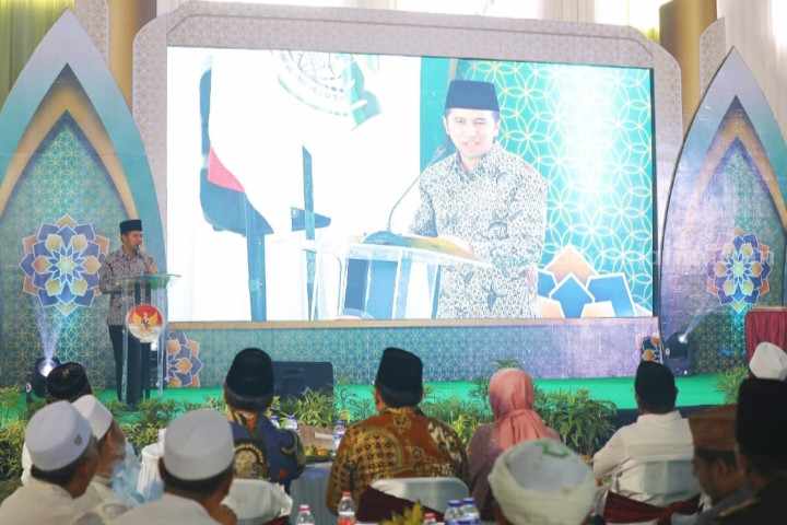 Wakil Gubernur Jatim, Emil Elestianto Dardak memberikan sambutan dalam Silaturrahmi dan Halal Bihalal BASSRA di Gedung Paguyuban Pelopor Petani dan Pedagang Tembakau Se-Madura (P4TM), Jl Raya Blumbungan, Larangan, Pamekasan, Sabtu (27/5/2023).
