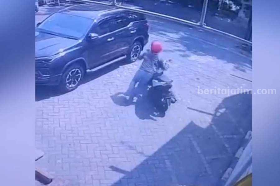 Aksi SA ketika mencuri di Indomaret Jalan Nginden, Selasa (17/05/2023) siang. (Foto/ist)