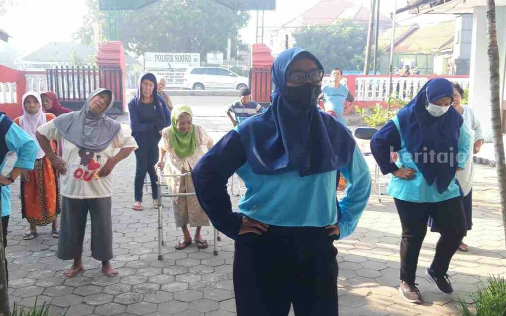 Para lansia saat olahraga bersama di halaman UPT Pesanggrahan PMKS Majapahit Mojokerto. [Foto : ist]
