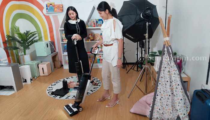 Jovita Lesmana, Mompreneur dan Aristia Chen, founder Mazuta Group tengah membersihkan ruangan dengam